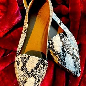 Size 12 white and black snakeskin pointy toe loafer